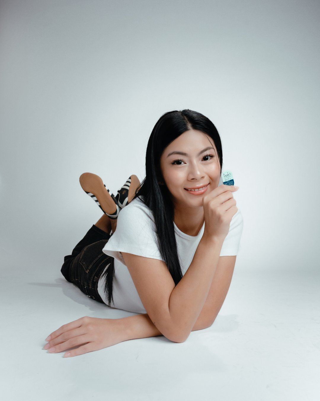 A single green leaf against a white background.